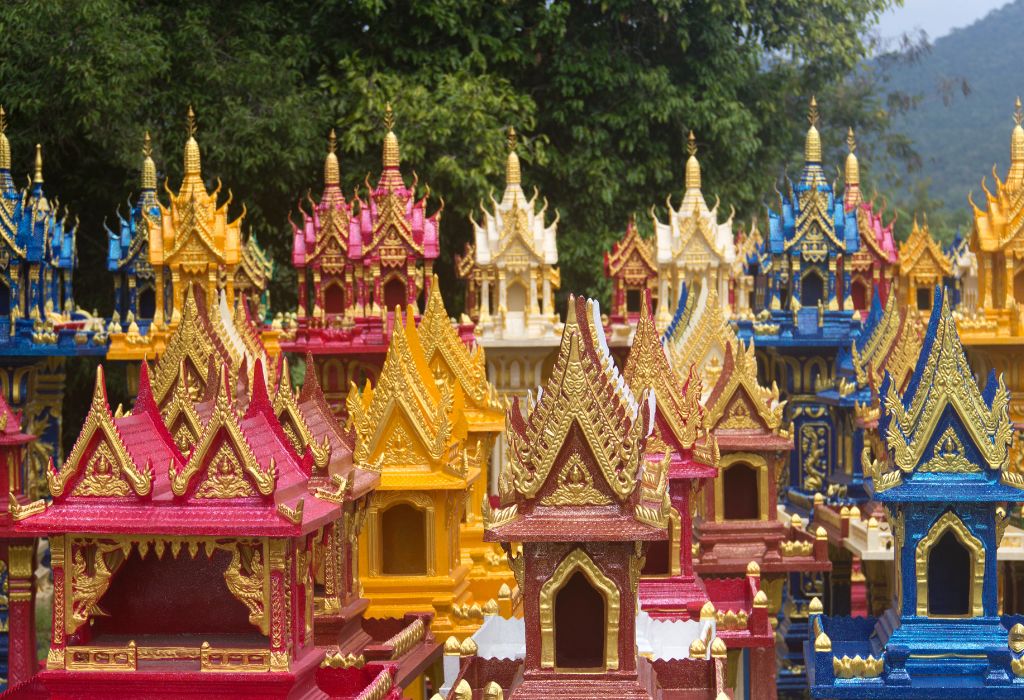 Kleurrijke spirituele huisjes – een bijzondere culturele ervaring tijdens jouw maatwerk reis Thailand.