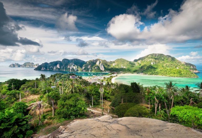 Spectaculair uitzicht over Koh Phi Phi – ideaal onderdeel van een rondreis Thailand op maat met natuur en strand.