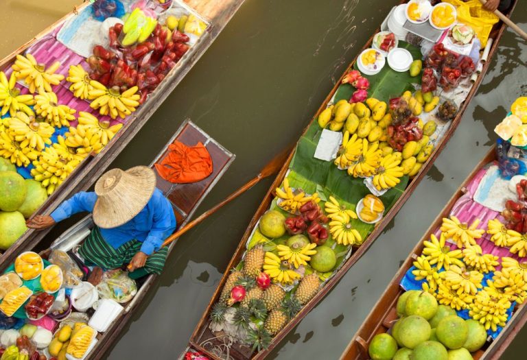 Authentieke drijvende markt vol tropisch fruit – beleef dit tijdens jouw individuele reis Thailand op maat.