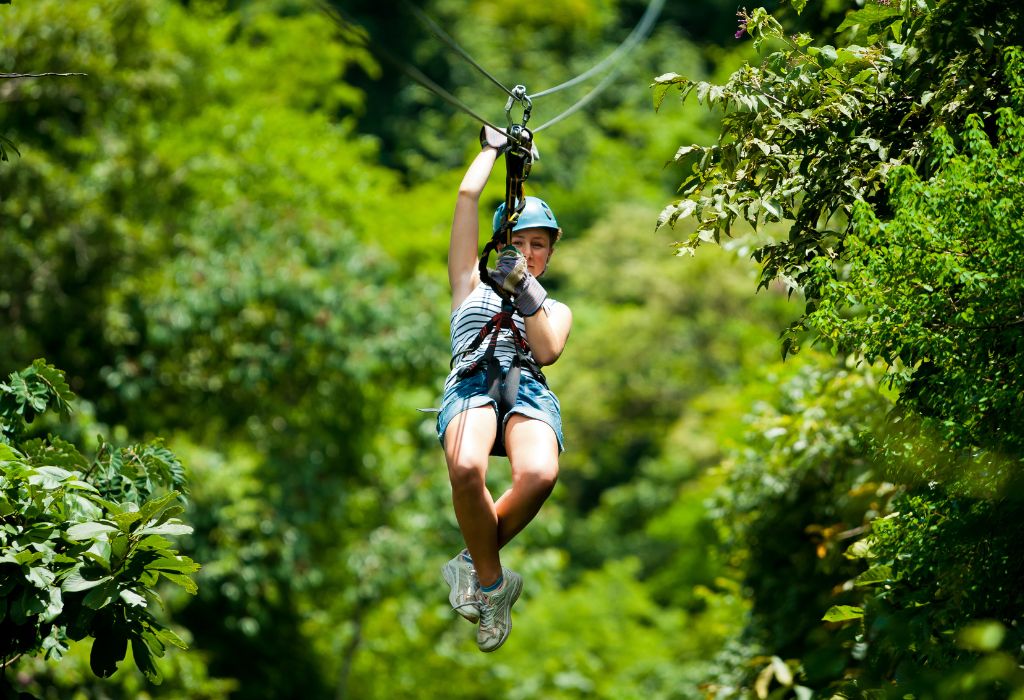 Tijdens je reis naar Costa Rica mag een zipline-avontuur boven het tropische regenwoud zeker niet ontbreken. Deze actieve excursie is een van de hoogtepunten voor avontuurlijke reizigers die tijdens hun vakantie Costa Rica op zoek zijn naar spanning én natuurbeleving van bovenaf.