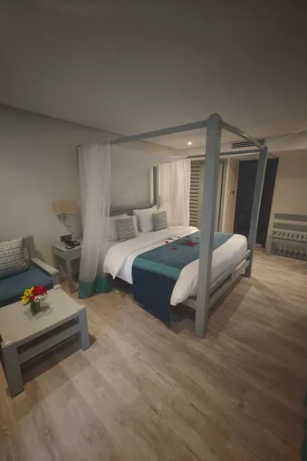 Stijlvolle hotelkamer met hemelbed en moderne inrichting in Baobab Beach Resort aan de kust van Kenia