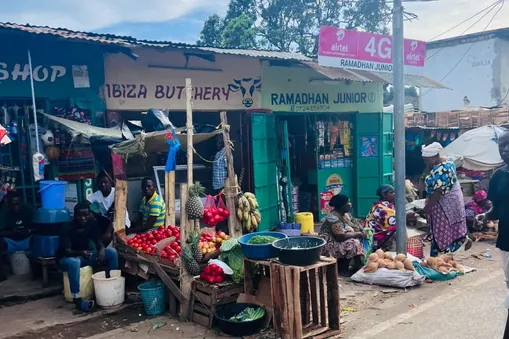 Kleurvolle groente- en fruitkramen op een lokale markt in Kenia, bezocht tijdens de fietstocht bij Diani Beach.
