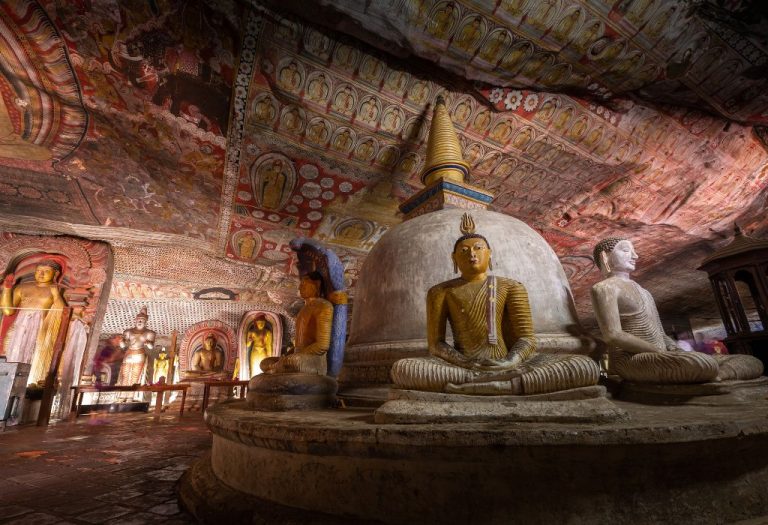 Boeddhabeelden in kleurrijke rotstempel in Dambulla, Sri Lanka