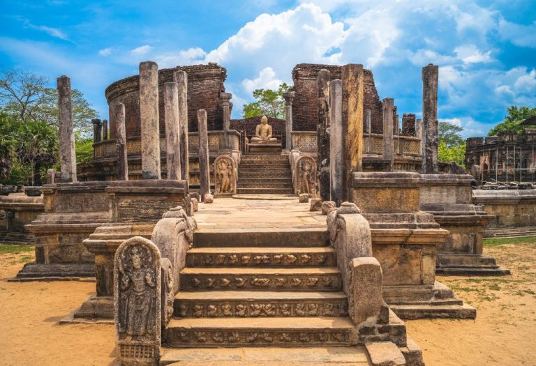 Boeddhistische ruïne met stenen trappen en beelden in de oude koningsstad Polonnaruwa, Sri Lanka